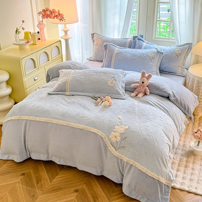 91家纺网 家纺一手货源 找家纺 艾唯希家纺 2025新款韩式牛奶雕花绒工艺全消光立体刺绣公主风四件套-忆江南 忆江南-蓝