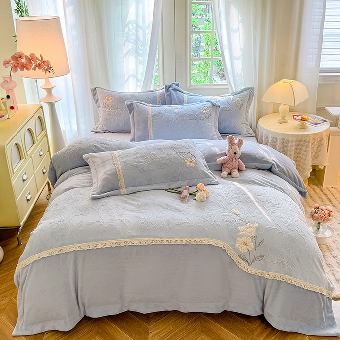 91家纺网 家纺一手货源 找家纺 艾唯希家纺 2025新款韩式牛奶雕花绒工艺全消光立体刺绣公主风四件套-忆江南 忆江南-蓝