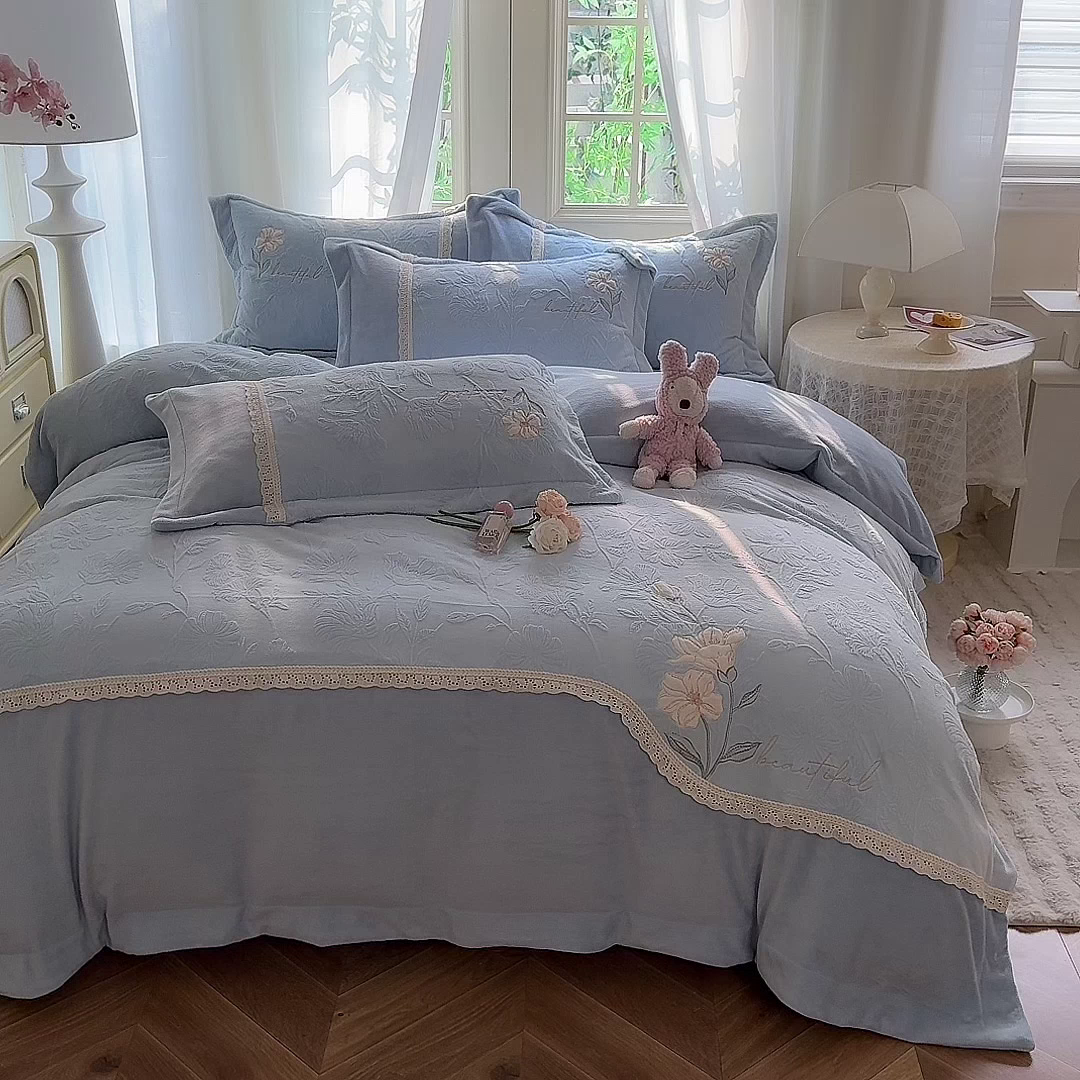 91家纺网 家纺一手货源 找家纺 艾唯希家纺 2025新款韩式牛奶雕花绒工艺全消光立体刺绣公主风四件套-忆江南 忆江南-蓝