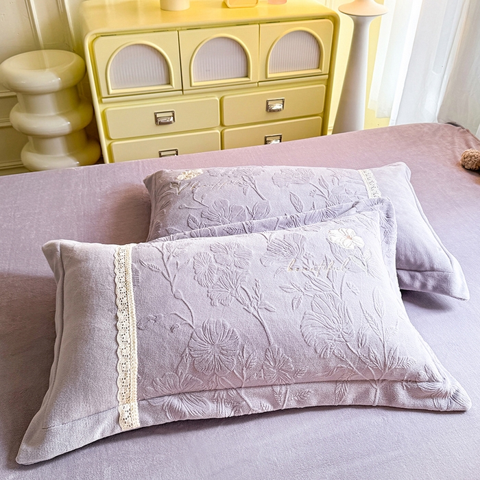 91家纺网 家纺一手货源 找家纺 艾唯希家纺 2025新款韩式牛奶雕花绒工艺全消光立体刺绣公主风四件套-忆江南 忆江南-紫