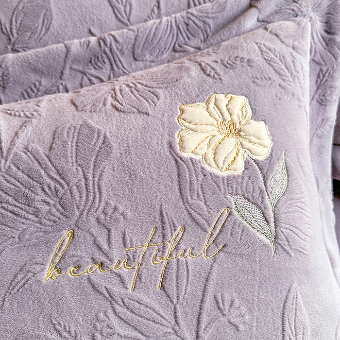 91家纺网 家纺一手货源 找家纺 艾唯希家纺 2025新款韩式牛奶雕花绒工艺全消光立体刺绣公主风四件套-忆江南 忆江南-紫