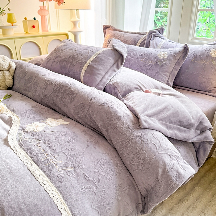 91家纺网 家纺一手货源 找家纺 艾唯希家纺 2025新款韩式牛奶雕花绒工艺全消光立体刺绣公主风四件套-忆江南 忆江南-紫