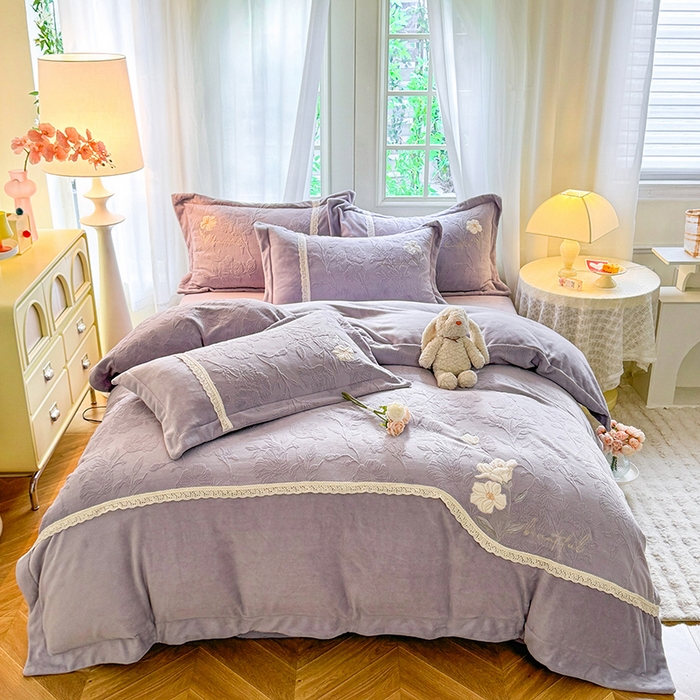 91家纺网 家纺一手货源 找家纺 艾唯希家纺 2025新款韩式牛奶雕花绒工艺全消光立体刺绣公主风四件套-忆江南 忆江南-紫