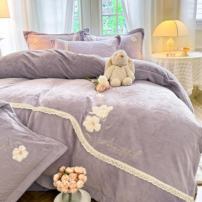 91家纺网 家纺一手货源 找家纺 艾唯希家纺 2025新款韩式牛奶雕花绒工艺全消光立体刺绣公主风四件套-忆江南 忆江南-紫