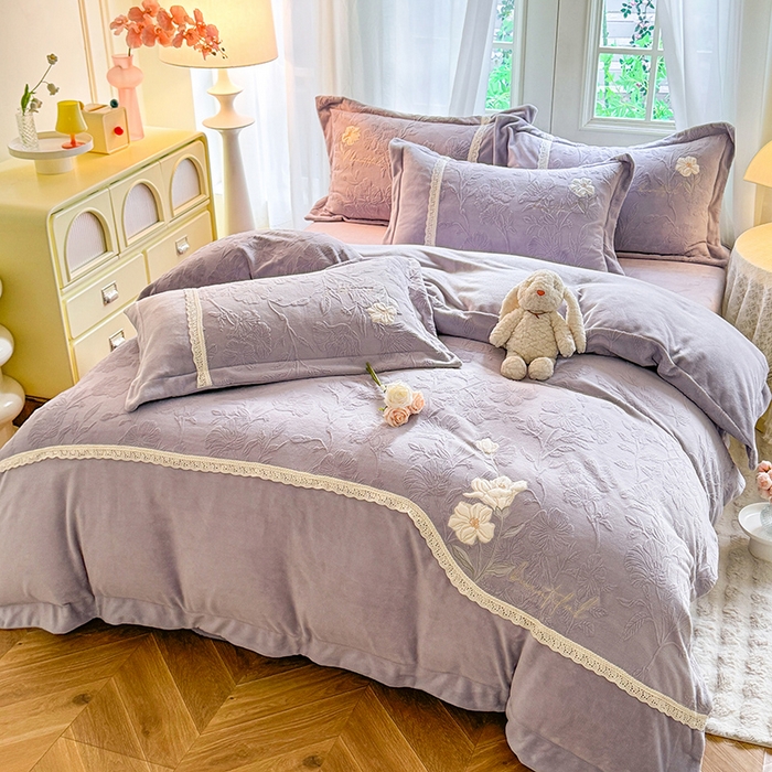 91家纺网 家纺一手货源 找家纺 艾唯希家纺 2025新款韩式牛奶雕花绒工艺全消光立体刺绣公主风四件套-忆江南 忆江南-紫