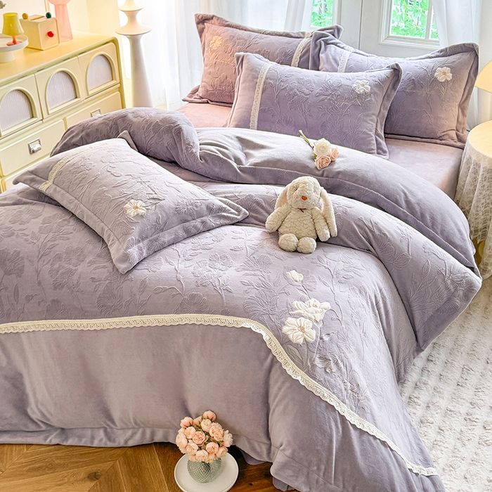 91家纺网 家纺一手货源 找家纺 艾唯希家纺 2025新款韩式牛奶雕花绒工艺全消光立体刺绣公主风四件套-忆江南 忆江南-紫