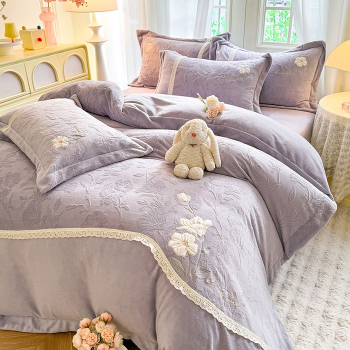 91家纺网 家纺一手货源 找家纺 艾唯希家纺 2025新款韩式牛奶雕花绒工艺全消光立体刺绣公主风四件套-忆江南 忆江南-紫