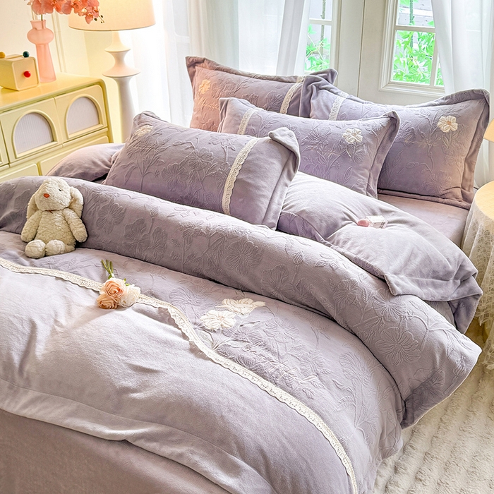 91家纺网 家纺一手货源 找家纺 艾唯希家纺 2025新款韩式牛奶雕花绒工艺全消光立体刺绣公主风四件套-忆江南 忆江南-紫