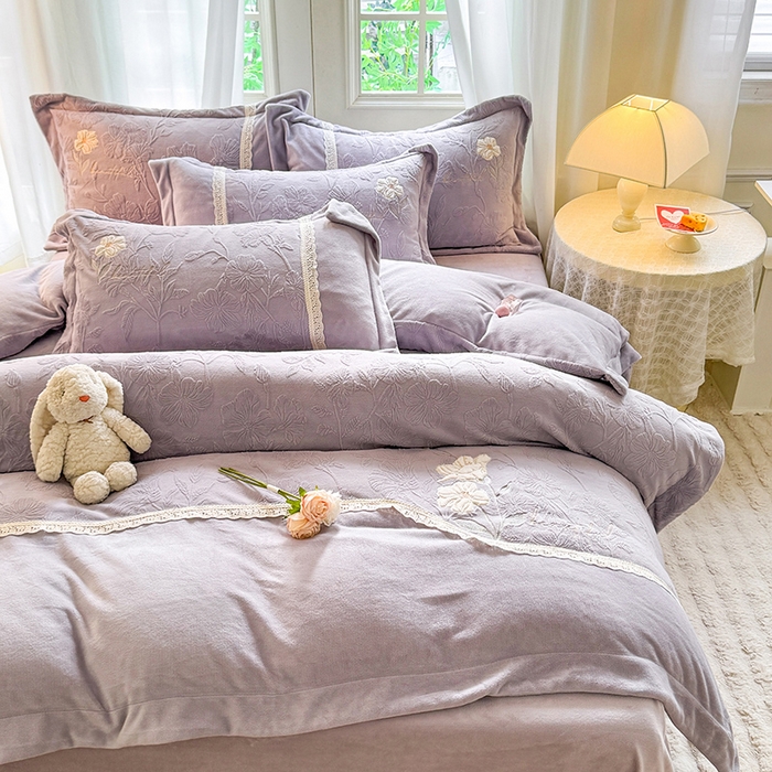 91家纺网 家纺一手货源 找家纺 艾唯希家纺 2025新款韩式牛奶雕花绒工艺全消光立体刺绣公主风四件套-忆江南 忆江南-紫