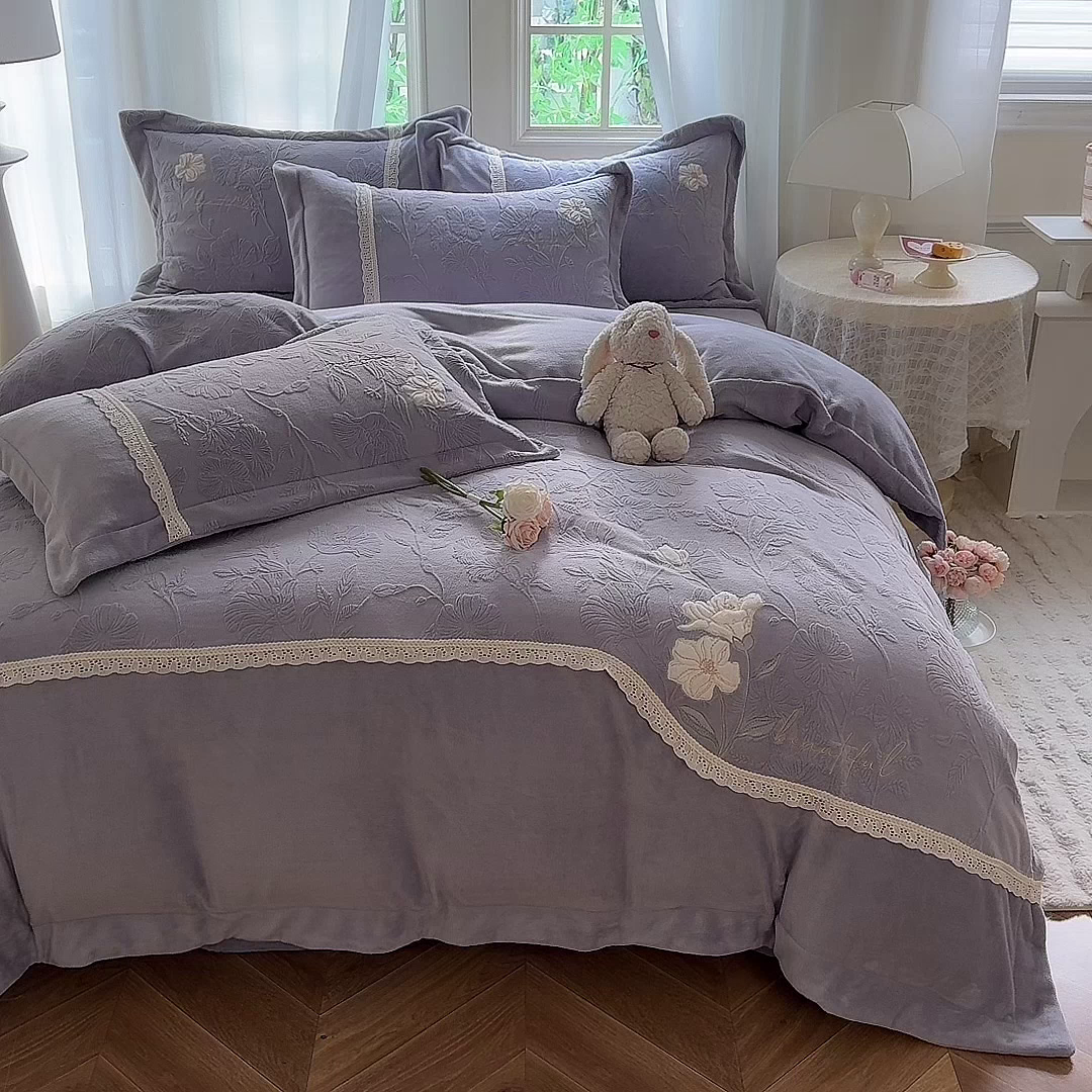 91家纺网 家纺一手货源 找家纺 艾唯希家纺 2025新款韩式牛奶雕花绒工艺全消光立体刺绣公主风四件套-忆江南 忆江南-紫