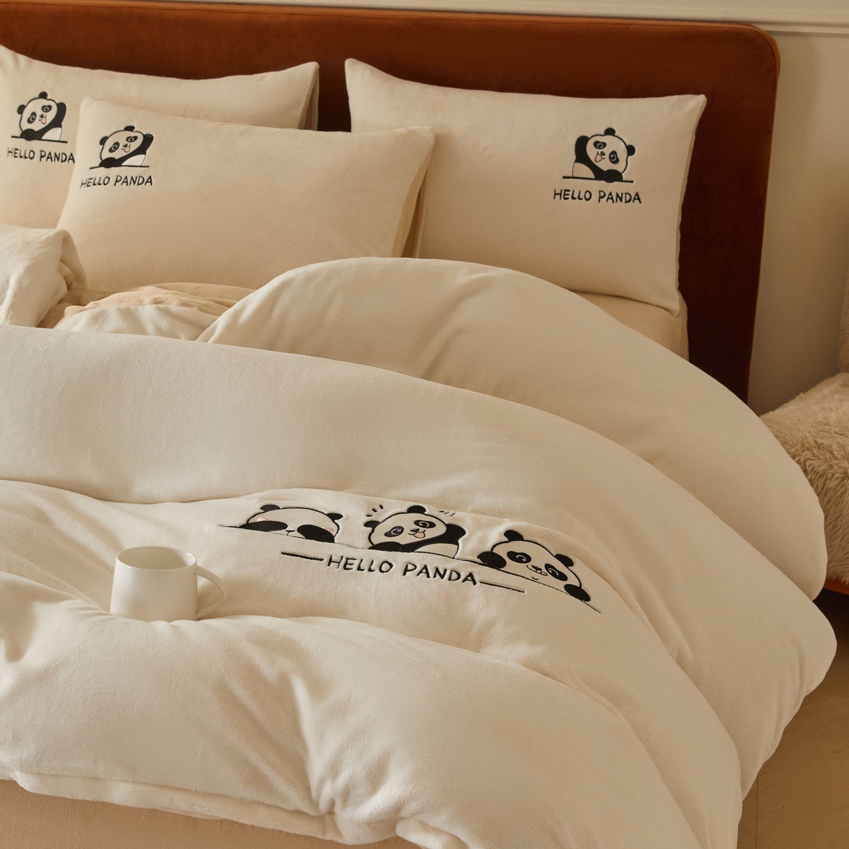 91家纺网 家纺一手货源 找家纺 （总）ONE TWO ONE 121 2025新款牛奶绒刺绣珊瑚绒牛奶绒法兰绒兔毛绒四件套panda刺绣熊猫-场景二