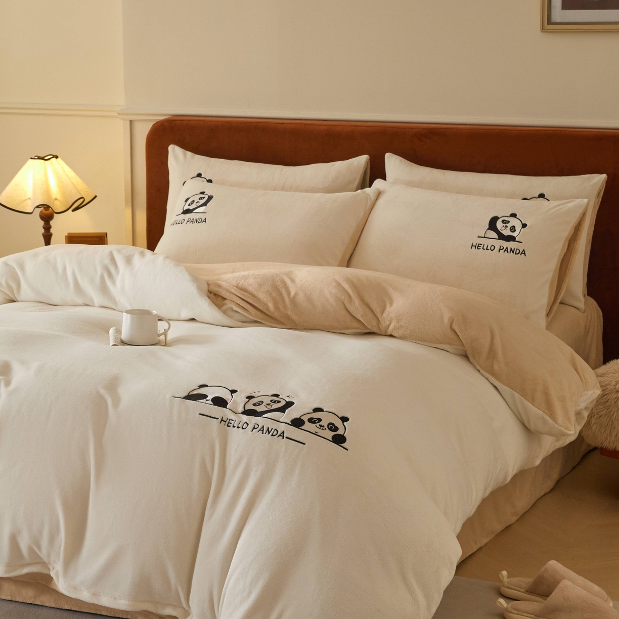 91家纺网 家纺一手货源 找家纺 （总）ONE TWO ONE 121 2025新款牛奶绒刺绣珊瑚绒牛奶绒法兰绒兔毛绒四件套panda刺绣熊猫-场景二