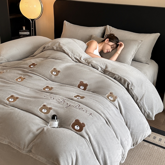 91家纺网 家纺一手货源 找家纺 （总）绒掌柜 2025新款冬季消光级柔滑细腻刺绣牛奶绒宝宝绒四件套——版权产品（品质有买家秀）