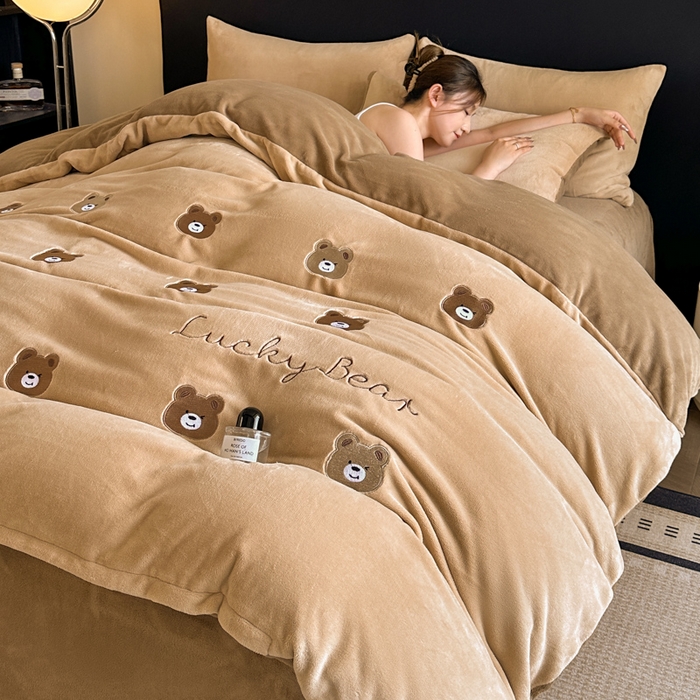 91家纺网 家纺一手货源 找家纺 （总）绒掌柜 2025新款冬季消光级柔滑细腻刺绣牛奶绒宝宝绒四件套——版权产品（品质有买家秀）