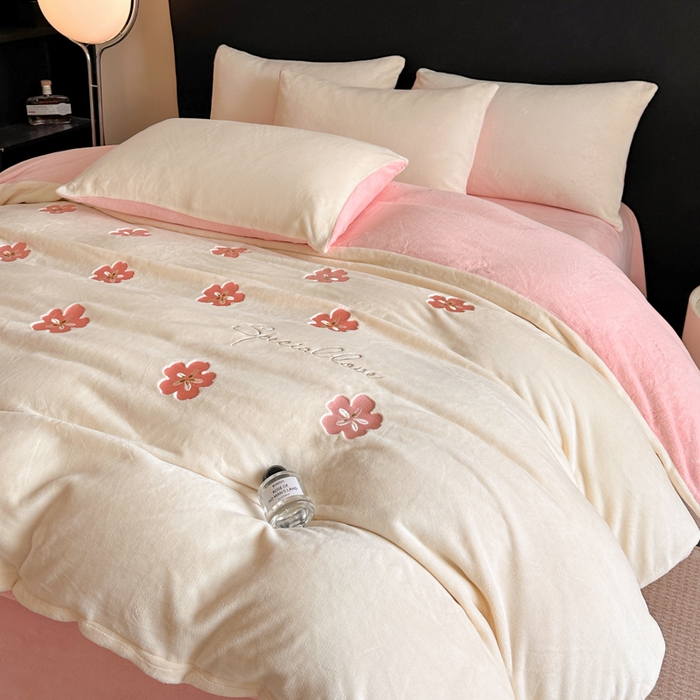 91家纺网 家纺一手货源 找家纺 （总）绒掌柜 2025新款冬季消光级柔滑细腻刺绣牛奶绒宝宝绒四件套——版权产品（品质有买家秀）