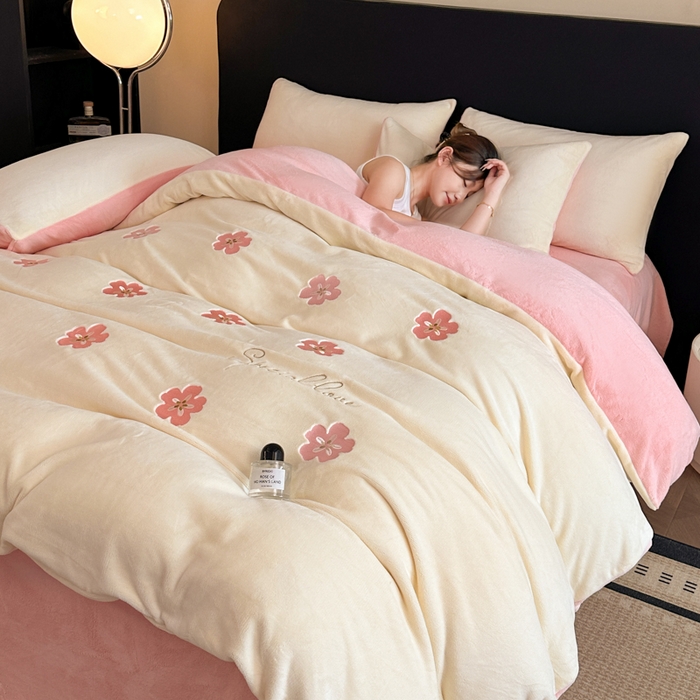 91家纺网 家纺一手货源 找家纺 （总）绒掌柜 2025新款冬季消光级柔滑细腻刺绣牛奶绒宝宝绒四件套——版权产品（品质有买家秀）