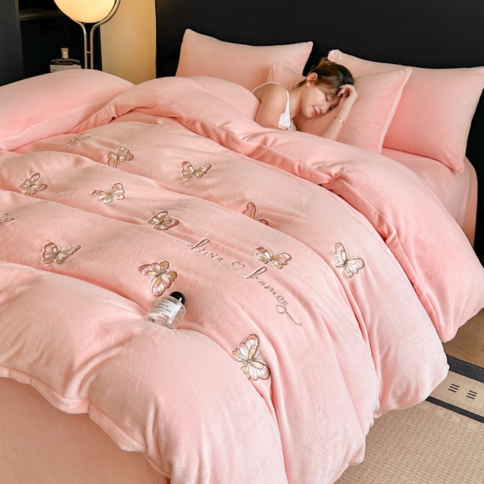 91家纺网 家纺一手货源 找家纺 （总）绒掌柜 2025新款冬季消光级柔滑细腻刺绣牛奶绒宝宝绒四件套——版权产品（品质有买家秀）