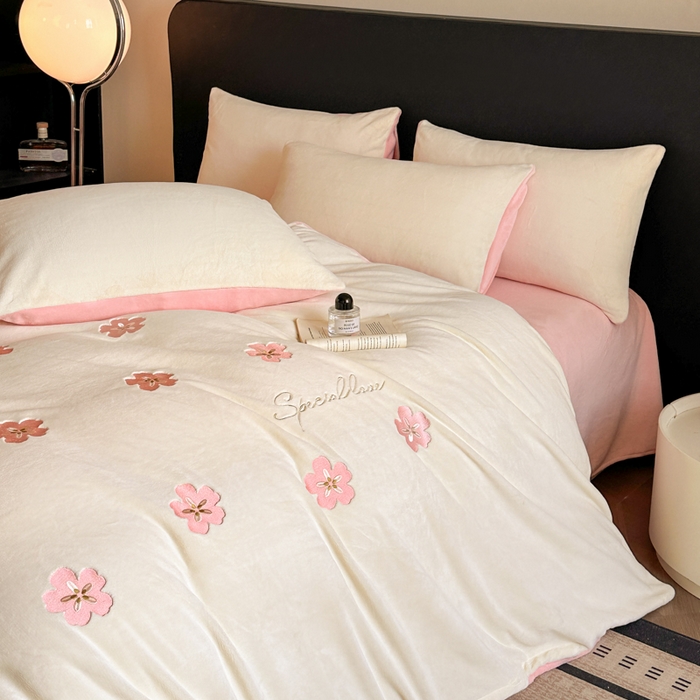 91家纺网 家纺一手货源 找家纺 （总）绒掌柜 2025新款冬季消光级柔滑细腻刺绣牛奶绒宝宝绒四件套——版权产品（品质有买家秀）