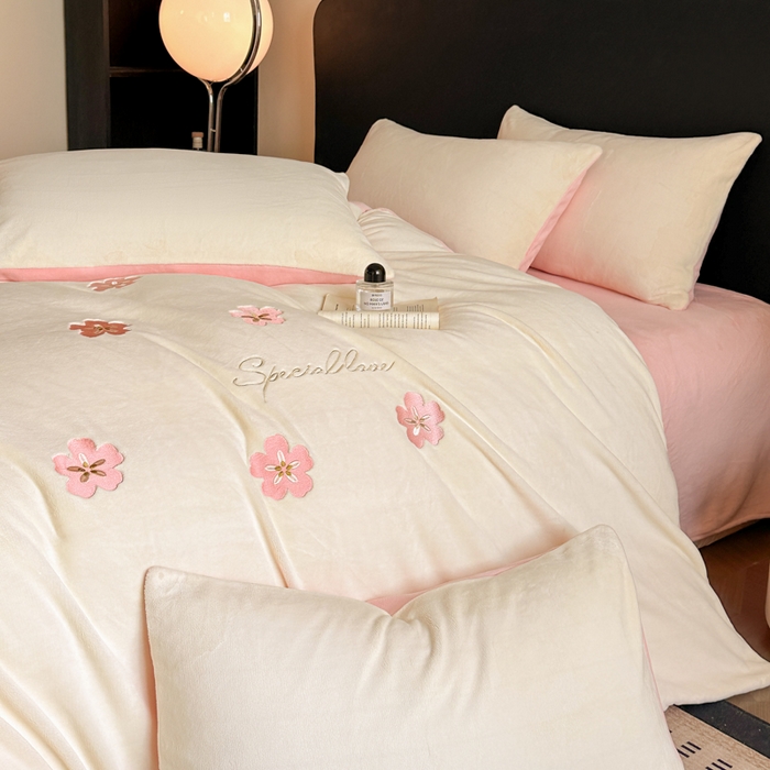 91家纺网 家纺一手货源 找家纺 （总）绒掌柜 2025新款冬季消光级柔滑细腻刺绣牛奶绒宝宝绒四件套——版权产品（品质有买家秀）