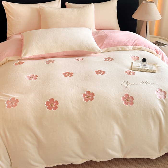 91家纺网 家纺一手货源 找家纺 （总）绒掌柜 2025新款冬季消光级柔滑细腻刺绣牛奶绒宝宝绒四件套——版权产品（品质有买家秀）