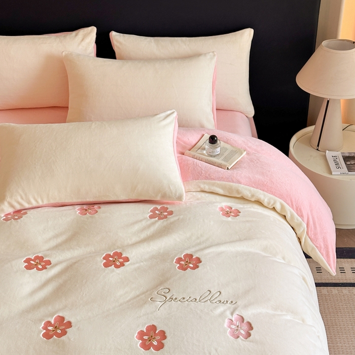 91家纺网 家纺一手货源 找家纺 （总）绒掌柜 2025新款冬季消光级柔滑细腻刺绣牛奶绒宝宝绒四件套——版权产品（品质有买家秀）