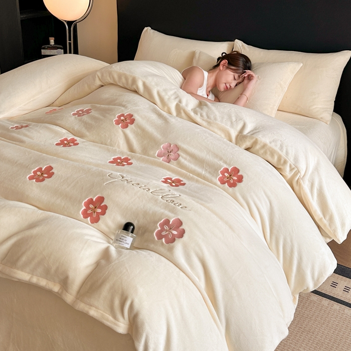 91家纺网 家纺一手货源 找家纺 （总）绒掌柜 2025新款冬季消光级柔滑细腻刺绣牛奶绒宝宝绒四件套——版权产品（品质有买家秀）