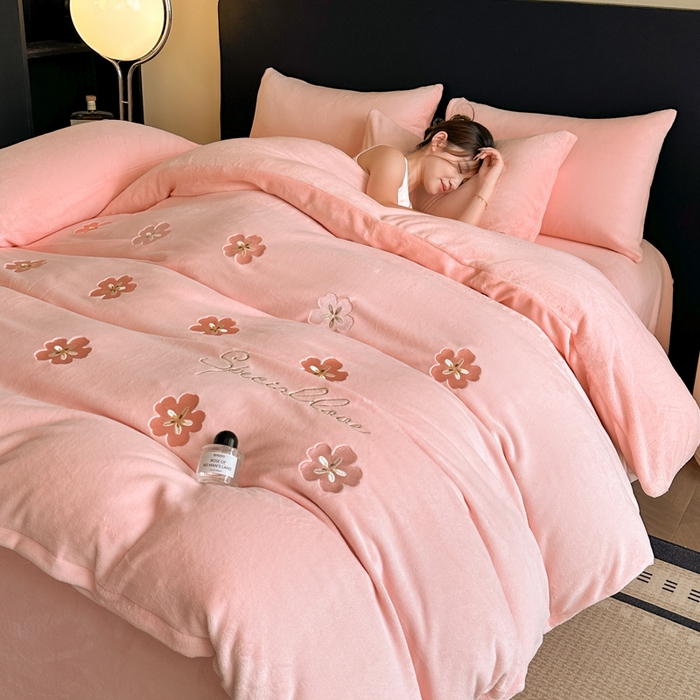 91家纺网 家纺一手货源 找家纺 （总）绒掌柜 2025新款冬季消光级柔滑细腻刺绣牛奶绒宝宝绒四件套——版权产品（品质有买家秀）