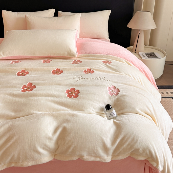 91家纺网 家纺一手货源 找家纺 （总）绒掌柜 2025新款冬季消光级柔滑细腻刺绣牛奶绒宝宝绒四件套——版权产品（品质有买家秀）