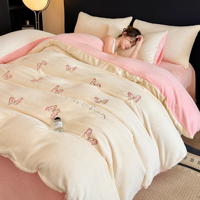 91家纺网 家纺一手货源 找家纺 （总）绒掌柜 2025新款冬季消光级柔滑细腻刺绣牛奶绒宝宝绒四件套——版权产品（品质有买家秀）