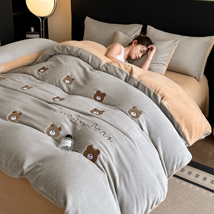 91家纺网 家纺一手货源 找家纺 （总）绒掌柜 2025新款冬季消光级柔滑细腻刺绣牛奶绒宝宝绒四件套——版权产品（品质有买家秀）