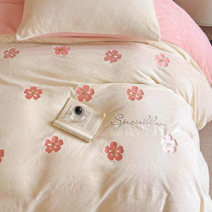 91家纺网 家纺一手货源 找家纺 （总）绒掌柜 2025新款冬季消光级柔滑细腻刺绣牛奶绒宝宝绒四件套——版权产品（品质有买家秀）