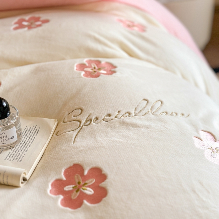 91家纺网 家纺一手货源 找家纺 （总）绒掌柜 2025新款冬季消光级柔滑细腻刺绣牛奶绒宝宝绒四件套——版权产品（品质有买家秀）