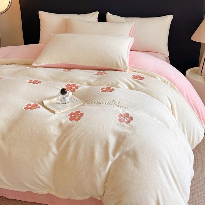 91家纺网 家纺一手货源 找家纺 （总）绒掌柜 2025新款冬季消光级柔滑细腻刺绣牛奶绒宝宝绒四件套——版权产品（品质有买家秀）