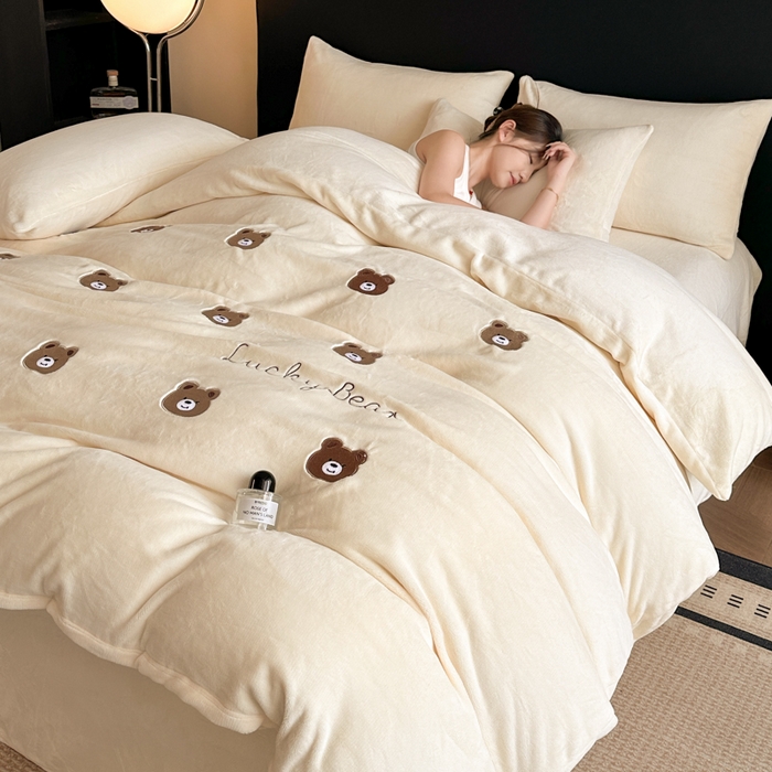 91家纺网 家纺一手货源 找家纺 （总）绒掌柜 2025新款冬季消光级柔滑细腻刺绣牛奶绒宝宝绒四件套——版权产品（品质有买家秀）