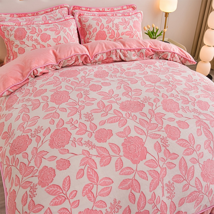 91家纺网 家纺一手货源 找家纺 赫本 2025新品8斤爆品牛奶绒四件套床裙款金雕绒法莱绒四套件 爱意浓-粉