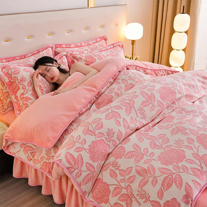 91家纺网 家纺一手货源 找家纺 赫本 2025新品8斤爆品牛奶绒四件套床裙款金雕绒法莱绒四套件 爱意浓-粉