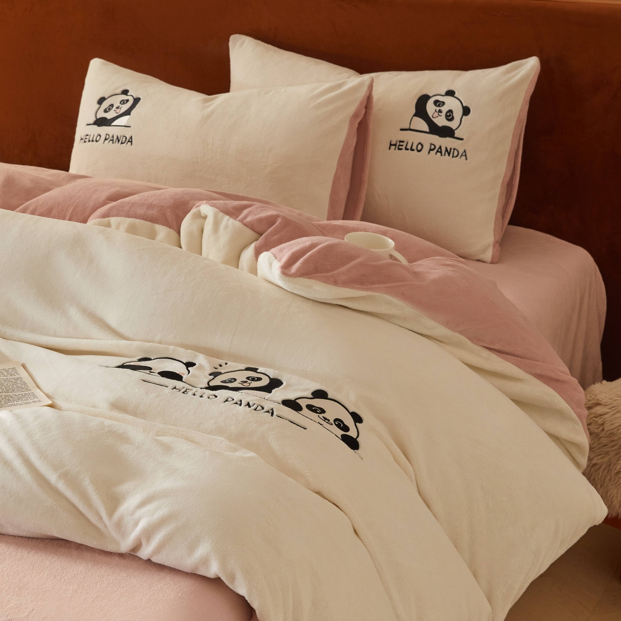 91家纺网 家纺一手货源 找家纺 ONE TWO ONE 121 2025新款牛奶绒刺绣珊瑚绒牛奶绒法兰绒兔毛绒四件套panda刺绣熊猫-场景二 panda刺绣熊猫-橘粉