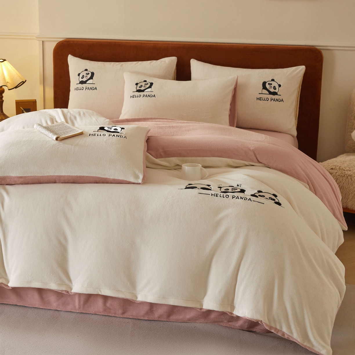 91家纺网 家纺一手货源 找家纺 ONE TWO ONE 121 2025新款牛奶绒刺绣珊瑚绒牛奶绒法兰绒兔毛绒四件套panda刺绣熊猫-场景二 panda刺绣熊猫-橘粉