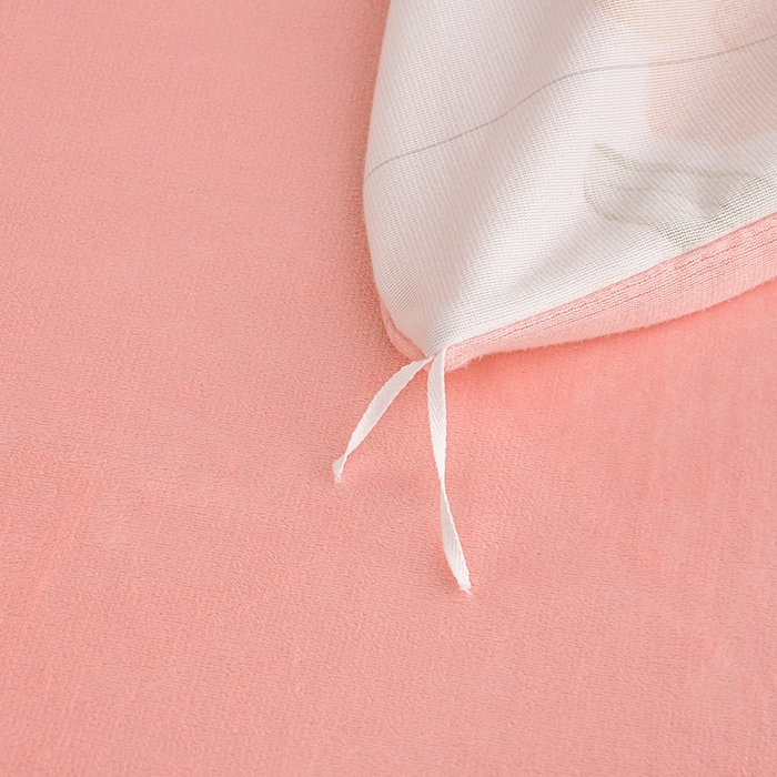 91家纺网 家纺一手货源 找家纺 赫本 2025新品8斤爆品牛奶绒四件套床裙款金雕绒法莱绒四套件 初恋-粉