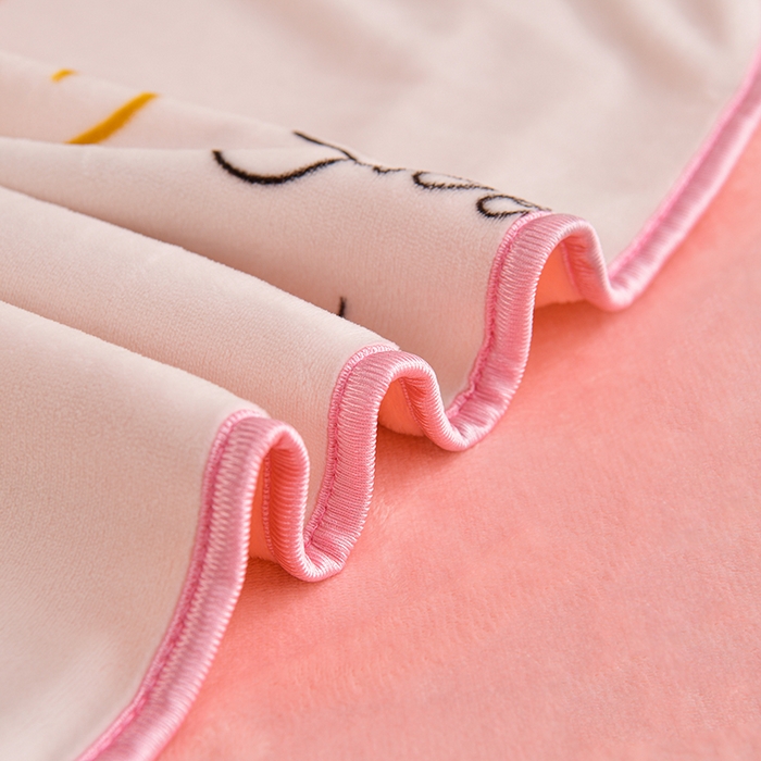 91家纺网 家纺一手货源 找家纺 赫本 2025新品8斤爆品牛奶绒四件套床裙款金雕绒法莱绒四套件 初恋-粉