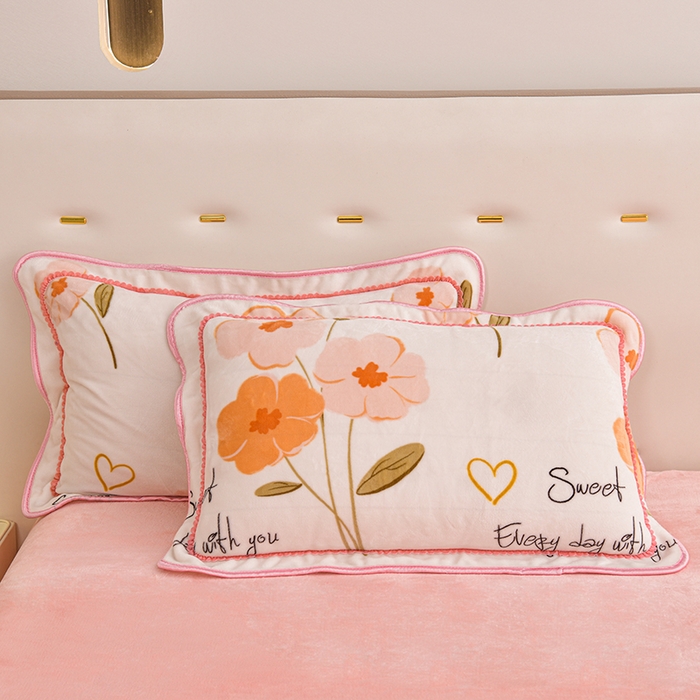 91家纺网 家纺一手货源 找家纺 赫本 2025新品8斤爆品牛奶绒四件套床裙款金雕绒法莱绒四套件 初恋-粉