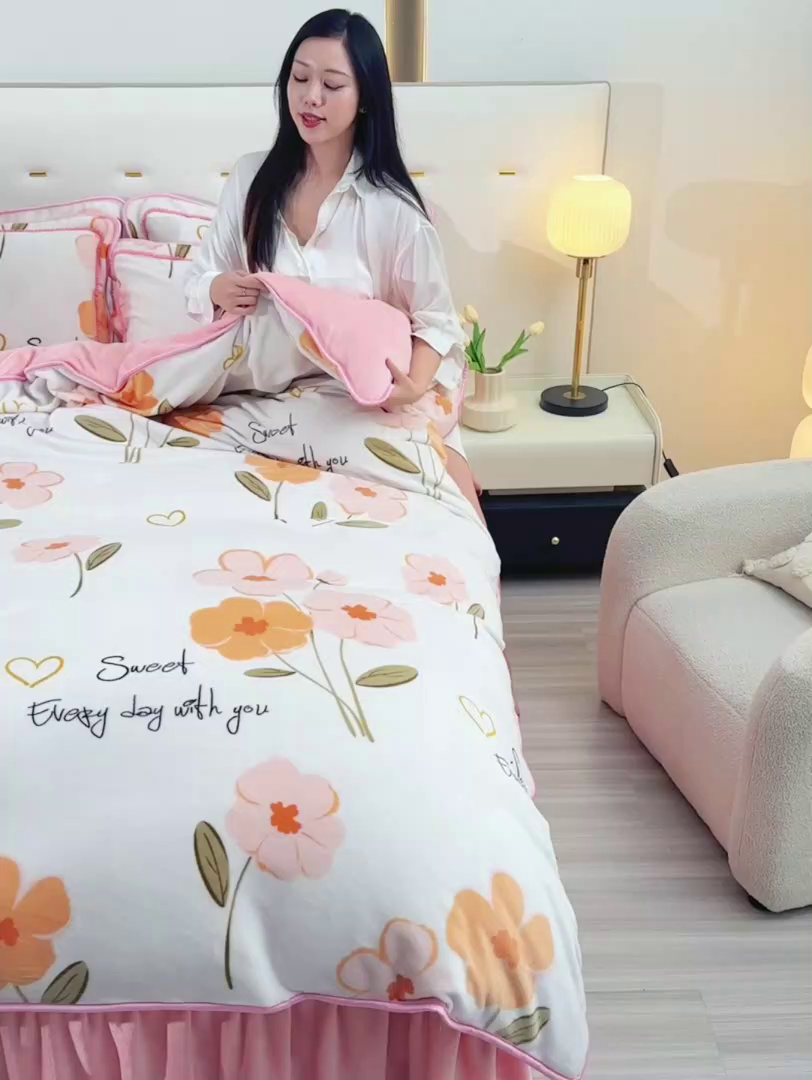 91家纺网 家纺一手货源 找家纺 赫本 2025新品8斤爆品牛奶绒四件套床裙款金雕绒法莱绒四套件 初恋-粉