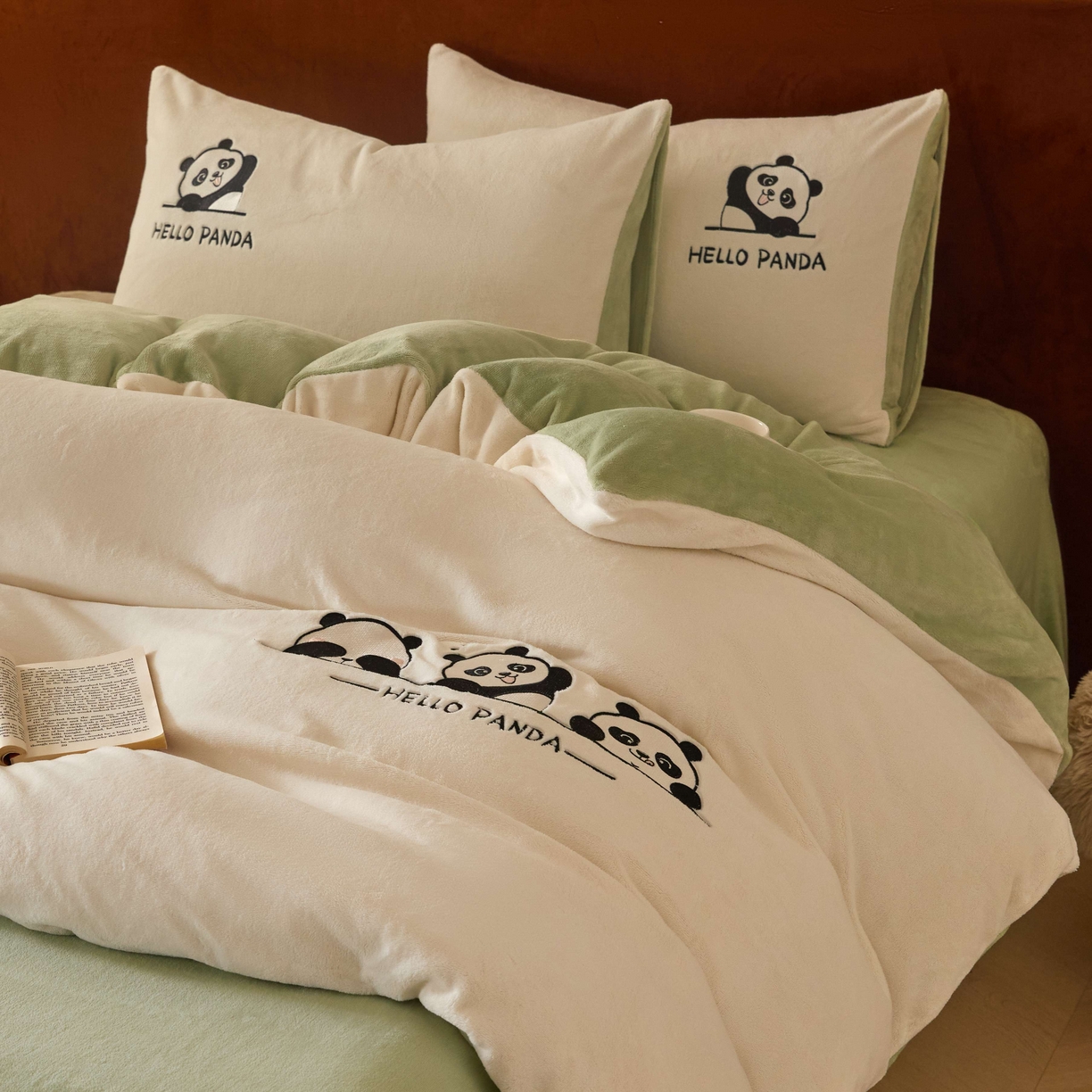 91家纺网 家纺一手货源 找家纺 ONE TWO ONE 121 2025新款牛奶绒刺绣珊瑚绒牛奶绒法兰绒兔毛绒四件套panda刺绣熊猫-场景二 panda刺绣熊猫-浅绿