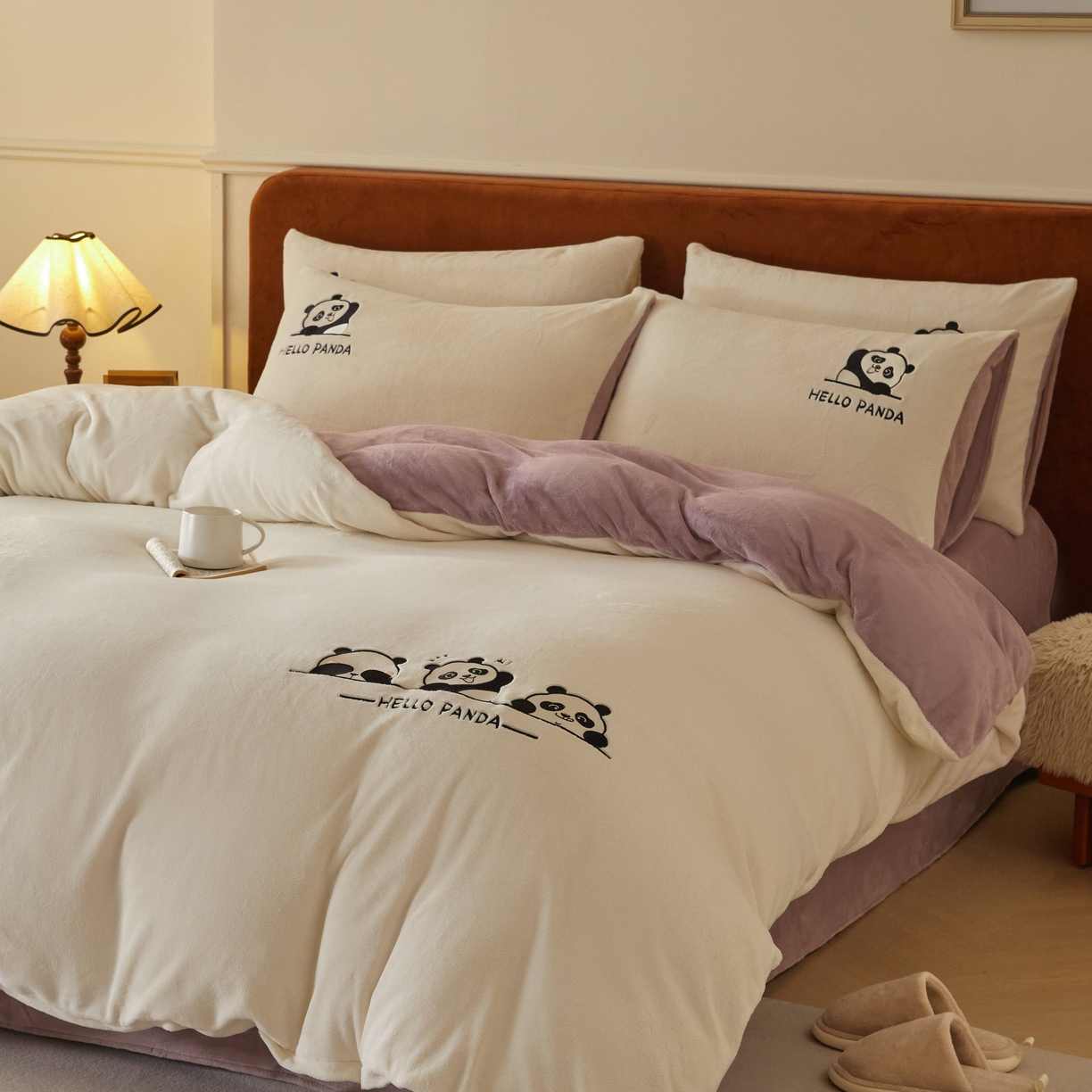 91家纺网 家纺一手货源 找家纺 ONE TWO ONE 121 2025新款牛奶绒刺绣珊瑚绒牛奶绒法兰绒兔毛绒四件套panda刺绣熊猫-场景二 panda刺绣熊猫-浅紫