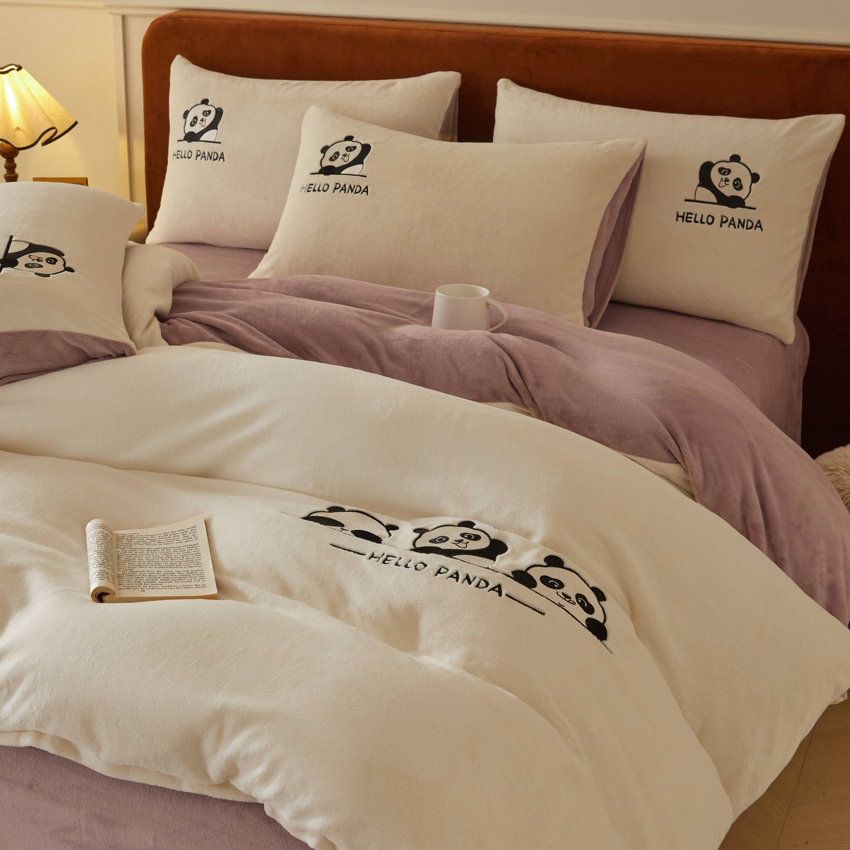 91家纺网 家纺一手货源 找家纺 ONE TWO ONE 121 2025新款牛奶绒刺绣珊瑚绒牛奶绒法兰绒兔毛绒四件套panda刺绣熊猫-场景二 panda刺绣熊猫-浅紫