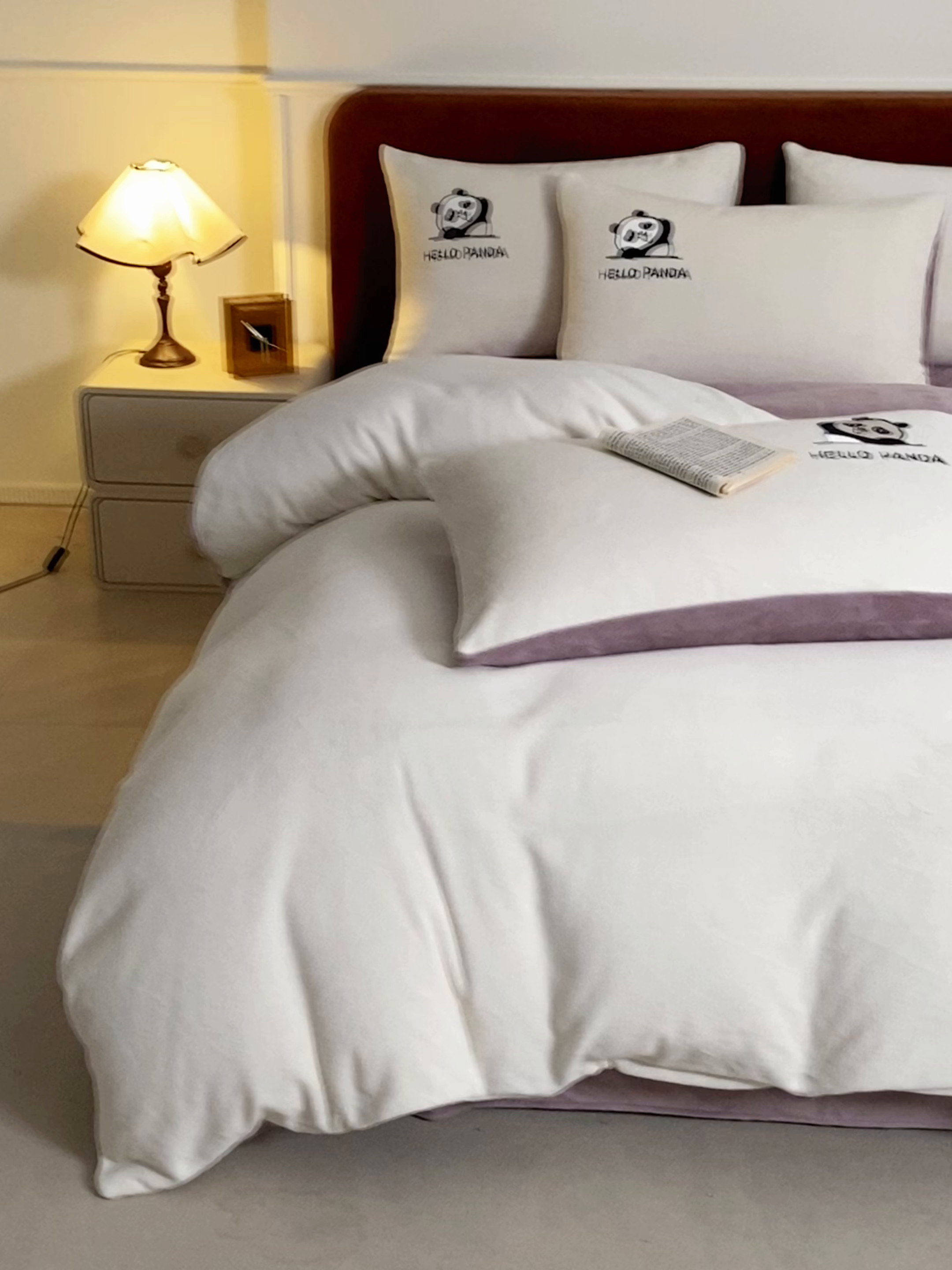 91家纺网 家纺一手货源 找家纺 ONE TWO ONE 121 2025新款牛奶绒刺绣珊瑚绒牛奶绒法兰绒兔毛绒四件套panda刺绣熊猫-场景二 panda刺绣熊猫-浅紫