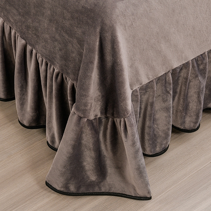 91家纺网 家纺一手货源 找家纺 赫本 2025新品8斤爆品牛奶绒四件套床裙款金雕绒法莱绒四套件 赫本风