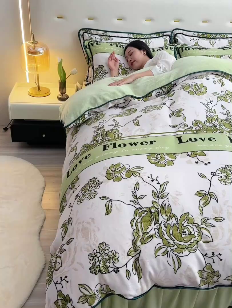 91家纺网 家纺一手货源 找家纺 赫本 2025新品8斤爆品牛奶绒四件套床裙款金雕绒法莱绒四套件 简若花语