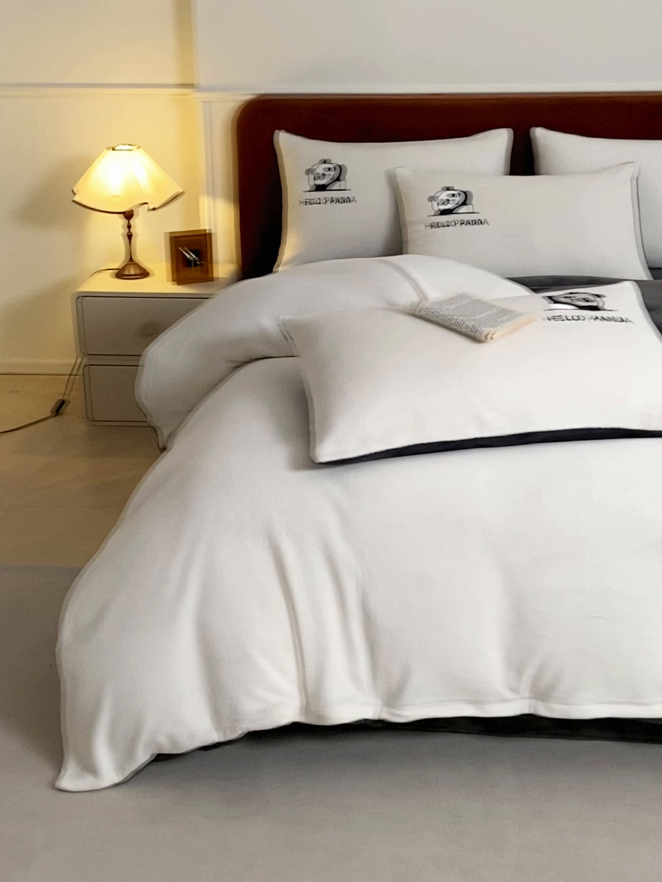 91家纺网 家纺一手货源 找家纺 ONE TWO ONE 121 2025新款牛奶绒刺绣珊瑚绒牛奶绒法兰绒兔毛绒四件套panda刺绣熊猫-场景二 panda刺绣熊猫-熊猫