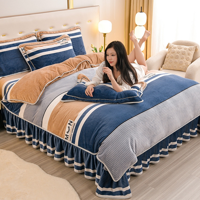 91家纺网 家纺一手货源 找家纺 赫本 2025新品8斤爆品牛奶绒四件套床裙款金雕绒法莱绒四套件 简尚